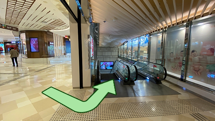 Actual image of taking the escalator to the ground floor